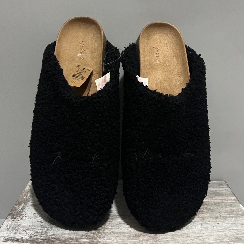 PINK Victoria's Secret Black Fuzzy Mules NWT Size Large (9-10)
